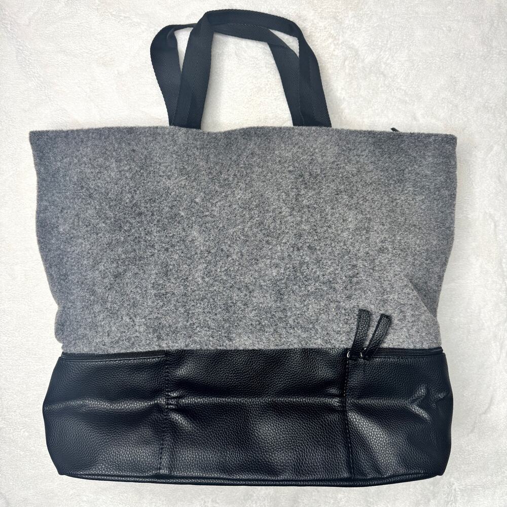 DSW Gray and Black Felt Zip Top Shoe Compartment Lightweight Travel Bag Tote - Picture 2 of 9